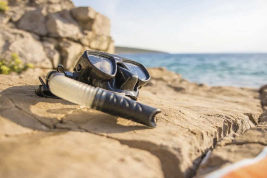 L’isola offre un ventaglio di attività outdoor che spaziano dagli sport acquatici al golf, dal cricket al polo, fino a escursioni in jeep