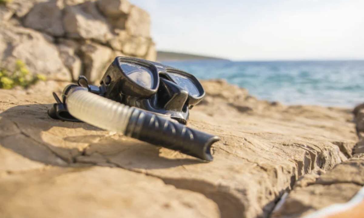L’isola offre un ventaglio di attività outdoor che spaziano dagli sport acquatici al golf, dal cricket al polo, fino a escursioni in jeep