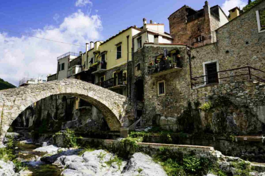 Situato nelle vicinanze di Savona, una delle città più rinomate della regione, borgo di Zuccarello si presenta come un autentico scrigno