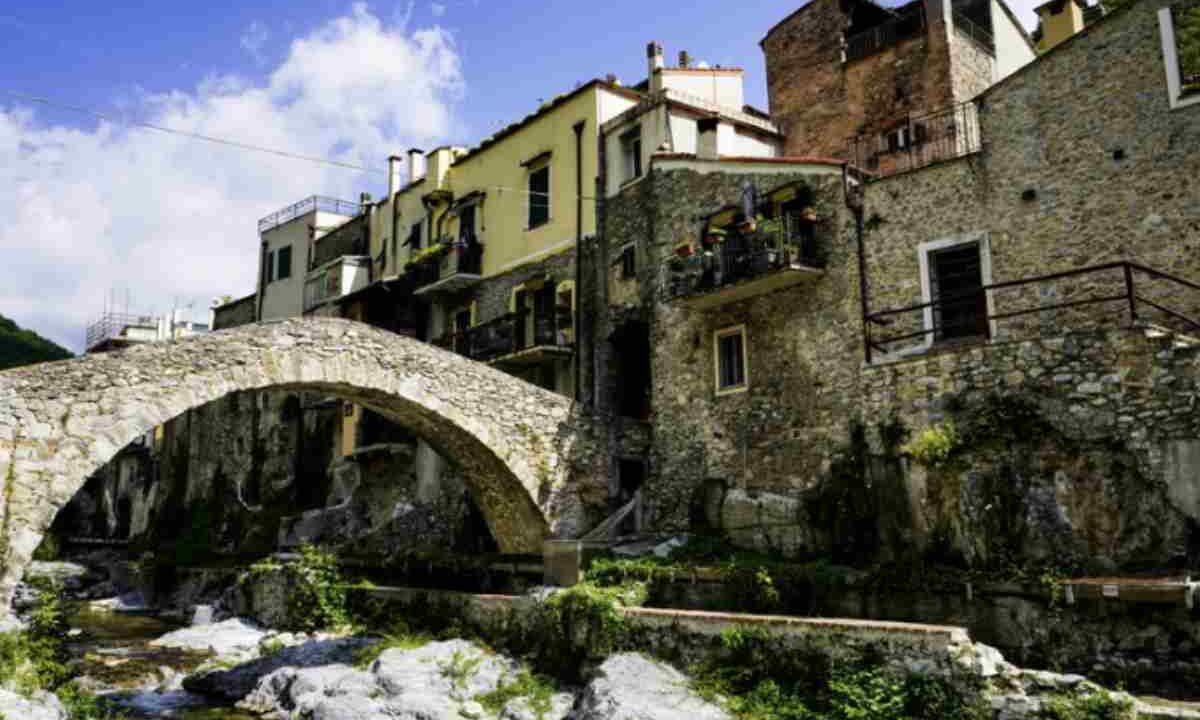 Situato nelle vicinanze di Savona, una delle città più rinomate della regione,  borgo di Zuccarello si presenta come un autentico scrigno