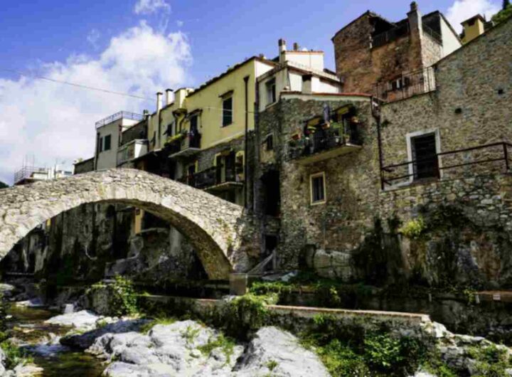 Situato nelle vicinanze di Savona, una delle città più rinomate della regione,  borgo di Zuccarello si presenta come un autentico scrigno