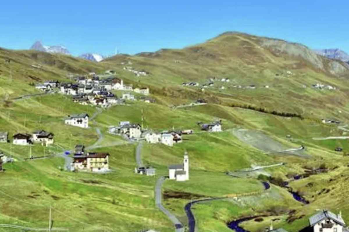 Per chi desidera visitare questa perla alpina, raggiungere Trepalle è semplice e panoramico. Partendo da Tirano, località famosa anche per il celebre Trenino rosso del Bernina