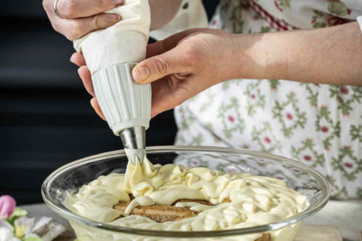 Il Tiramisù yogurt e cioccolato bianco si conserva in frigorifero per un massimo di tre giorni, ben coperto per mantenere intatta la freschezza.