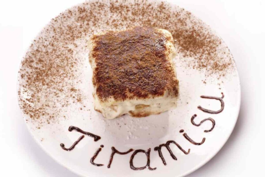 Questa variante si distingue per la sua preparazione a freddo, senza necessità di cottura, e per l’uso di ingredienti genuini come panna montata