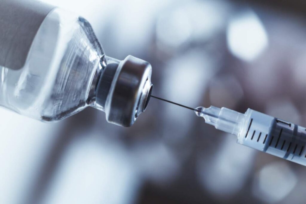 Il vaccino Vaxzevria, sviluppato in collaborazione con i ricercatori dell’Università di Oxford, è stato il primo a ottenere l'approvazione
