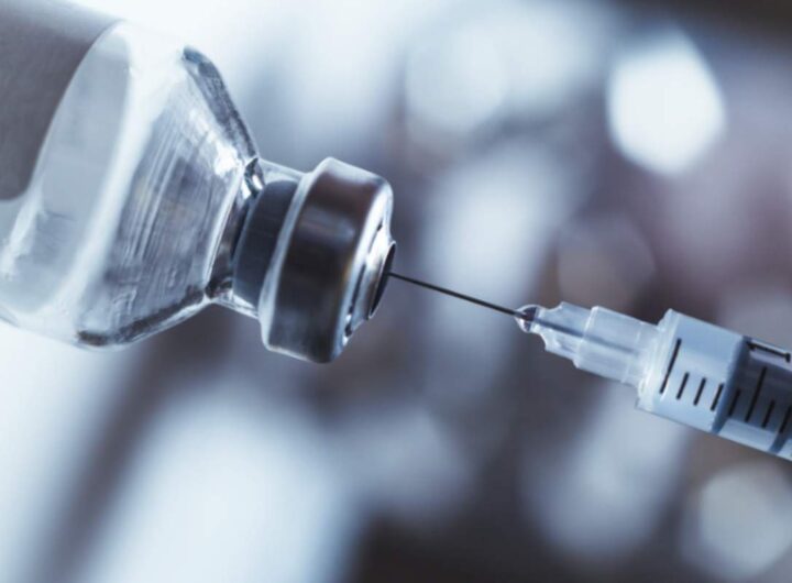 Il vaccino Vaxzevria, sviluppato in collaborazione con i ricercatori dell’Università di Oxford, è stato il primo a ottenere l'approvazione
