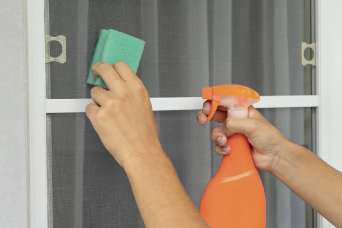 Un corretto ricambio d’aria è fondamentale per il benessere in casa, e la presenza di zanzariere pulite e ben tenute favorisce la circolazione dell’aria