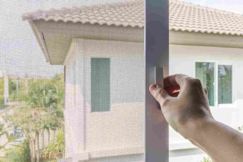 Le zanzariere, essendo in costante esposizione agli agenti atmosferici, accumulano polvere, residui di insetticidi, pollini e altre impurità