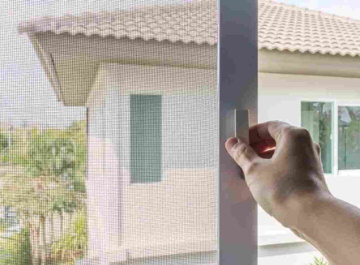 Le zanzariere, essendo in costante esposizione agli agenti atmosferici, accumulano polvere, residui di insetticidi, pollini e altre impurità