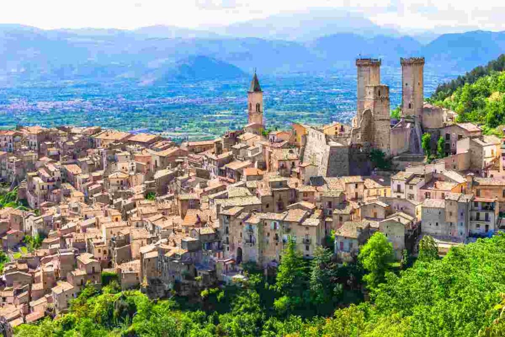 Sembra la Grecia ma è un borgo italiano dal fascino unico
