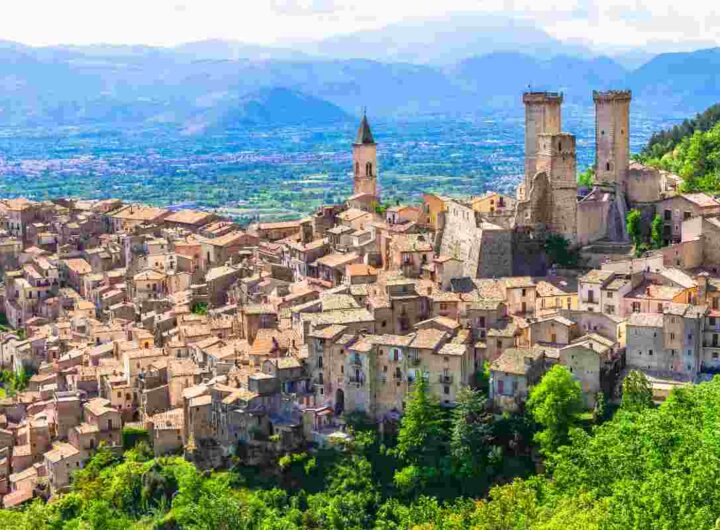 Sembra la Grecia ma è un borgo italiano dal fascino unico