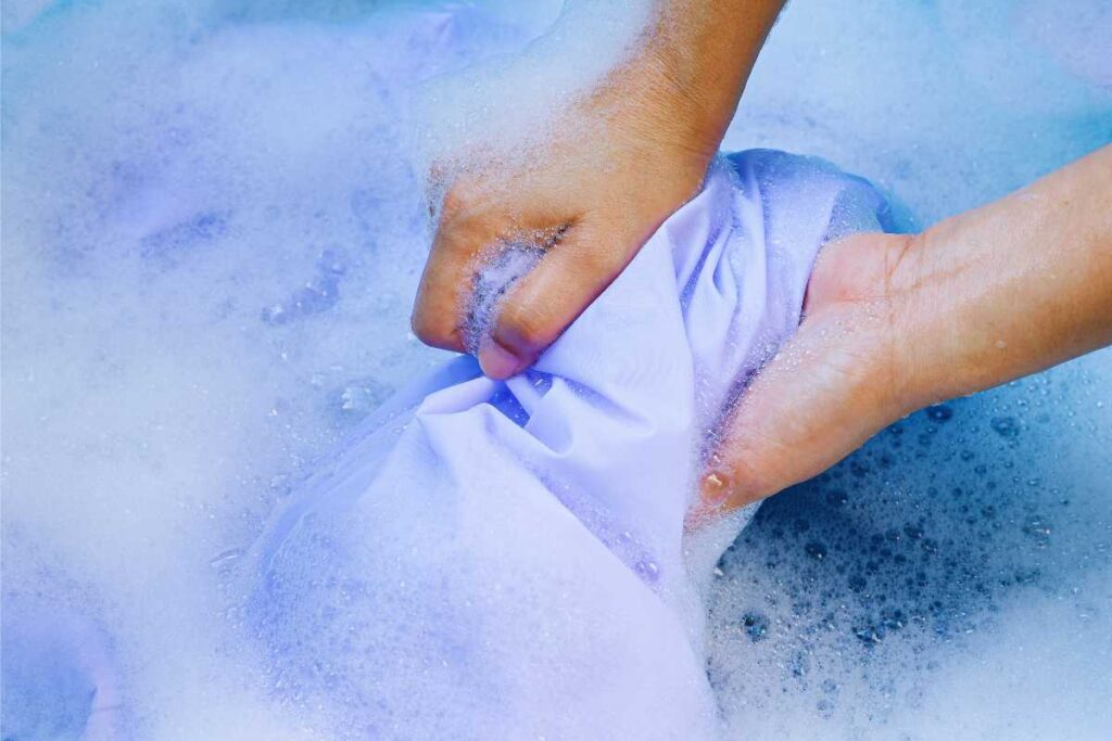 Il trucco virale per eliminare le macchie da crema solare sui costumi