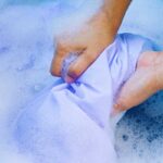 Il trucco virale per eliminare le macchie da crema solare sui costumi