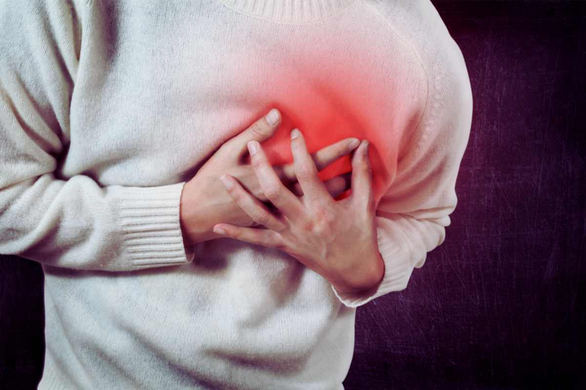 Tosse persistente e dolore al torace: quando correre dal medico