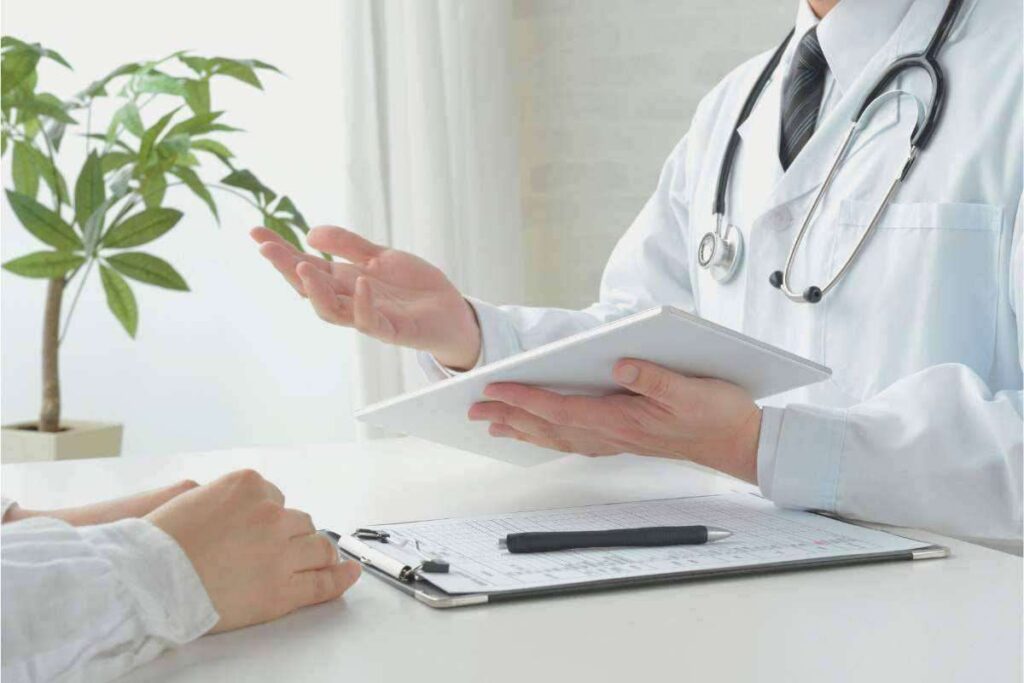 Tosse persistente e dolore al torace: quando correre dal medico