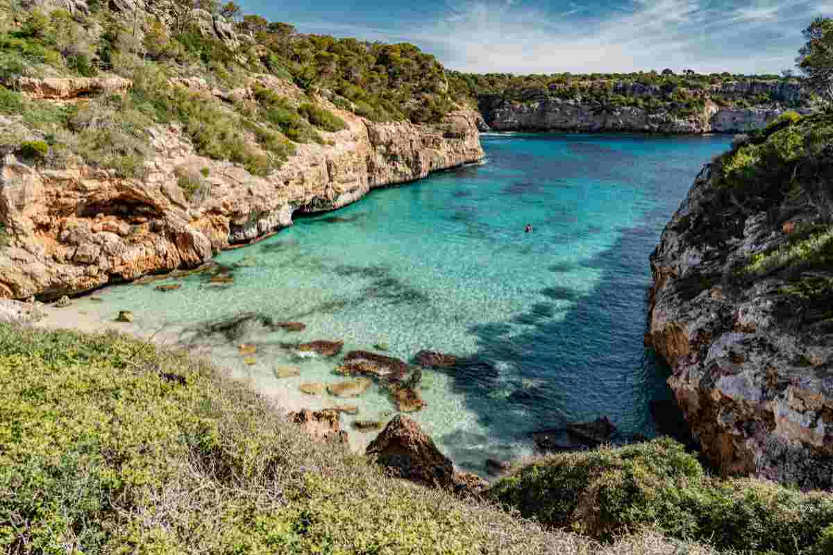 Mare da sogno e spiagge bianchissime, in questo Paese fai le vacanze a 100 euro