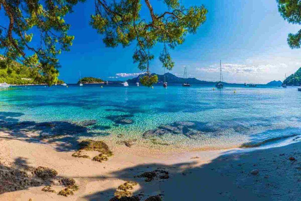 Mare da sogno e spiagge bianchissime, in questo Paese fai le vacanze a 100 euro, ecco dove si trova