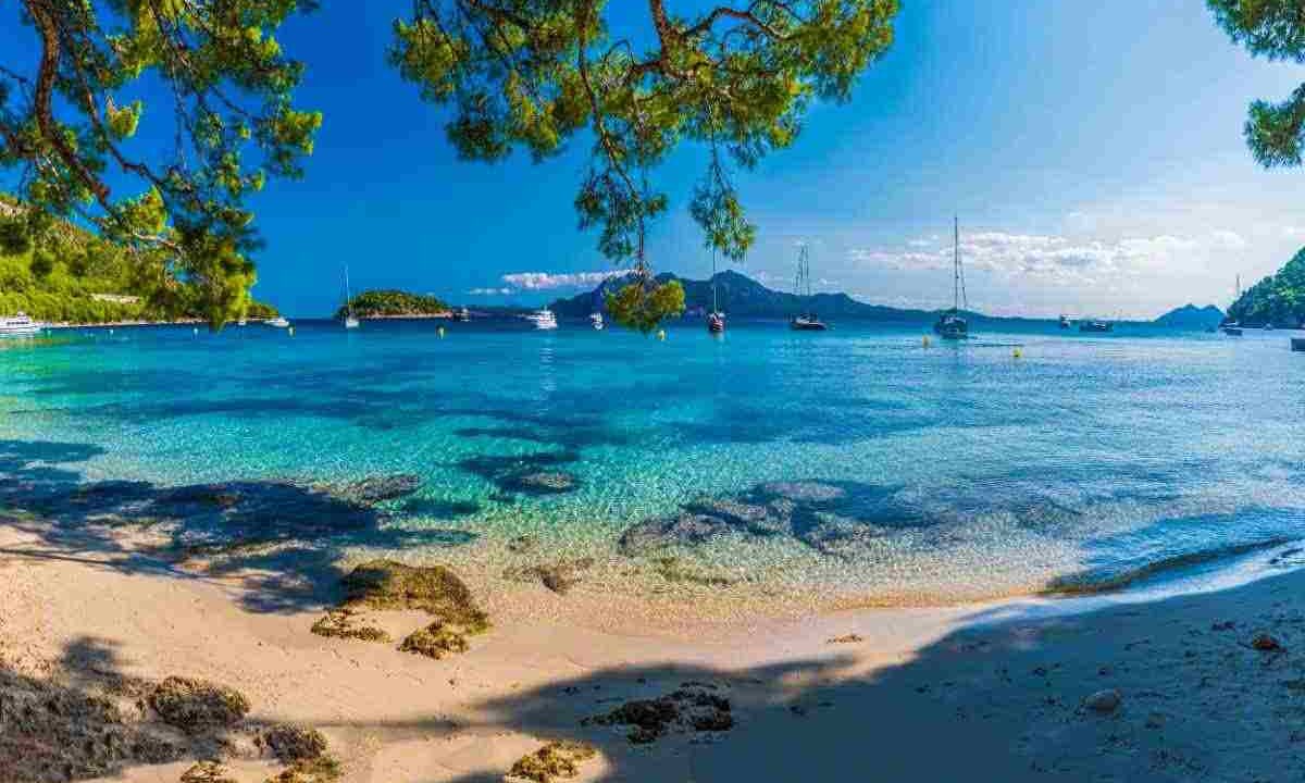 Mare da sogno e spiagge bianchissime, in questo Paese fai le vacanze a 100 euro, ecco dove si trova