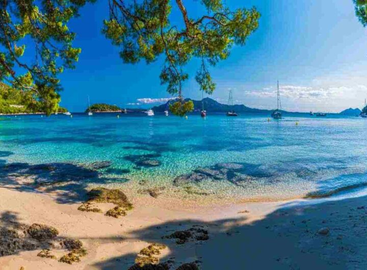 Mare da sogno e spiagge bianchissime, in questo Paese fai le vacanze a 100 euro, ecco dove si trova